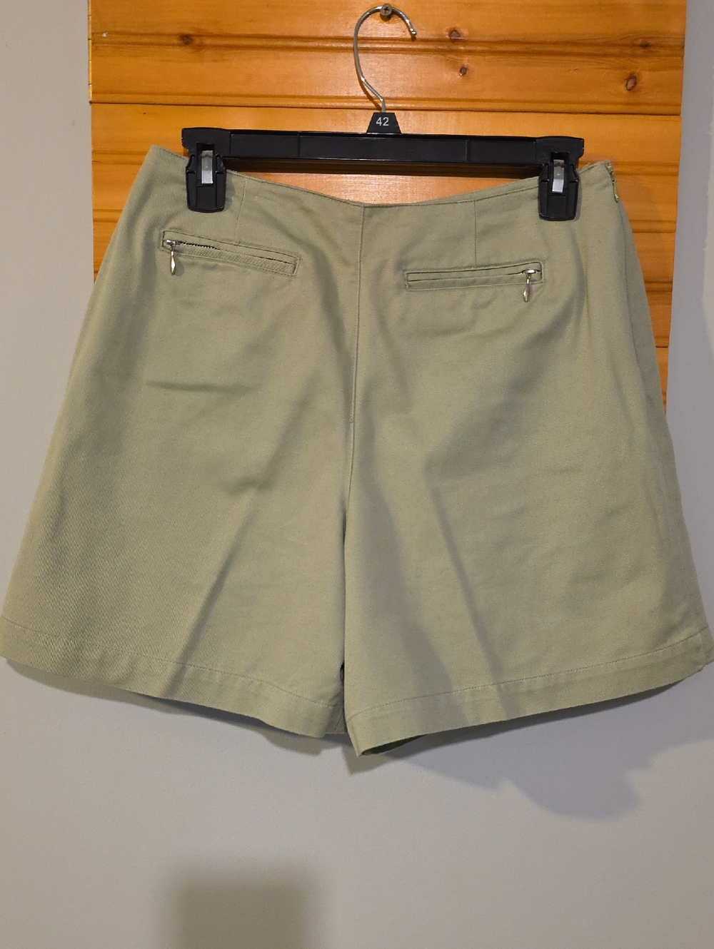 Lizsport Liz Claiborne Women's 10 Khaki Tan Shorts Zip Pockets‎ Classic